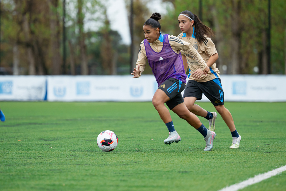 Dos futbolistas de la preselección argentina femenina Sub-17 disputan la pelota durante la práctica