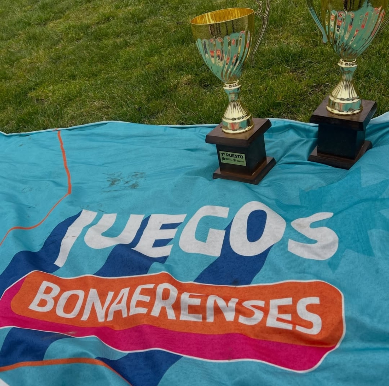 Las dos copas de primer puesto obtenidas en los Juegos Bonaerenses 2026.
