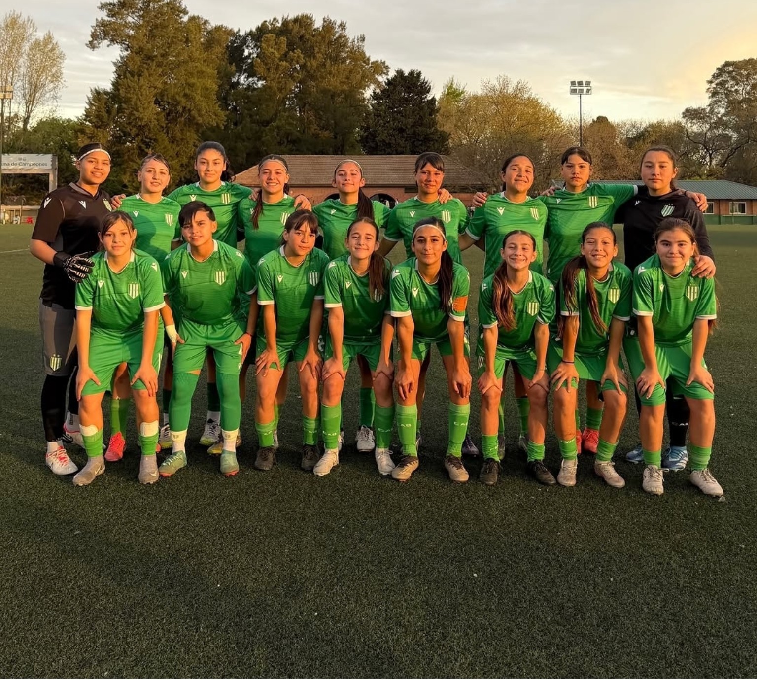El equipo Sub-14 de Banfield posa en el campo de juego