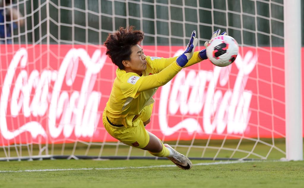 Niu Ziqi ataja el quinto penal de Francia en la definición que clasificó a RP China a cuartos de final, el 29 de octubre de 2026. Foto: Judit Cartiel – FIFA/FIFA vía Getty Images.