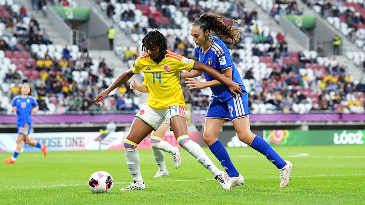 Una futbolista de Colombia protege la pelota ante una jugadora italiana