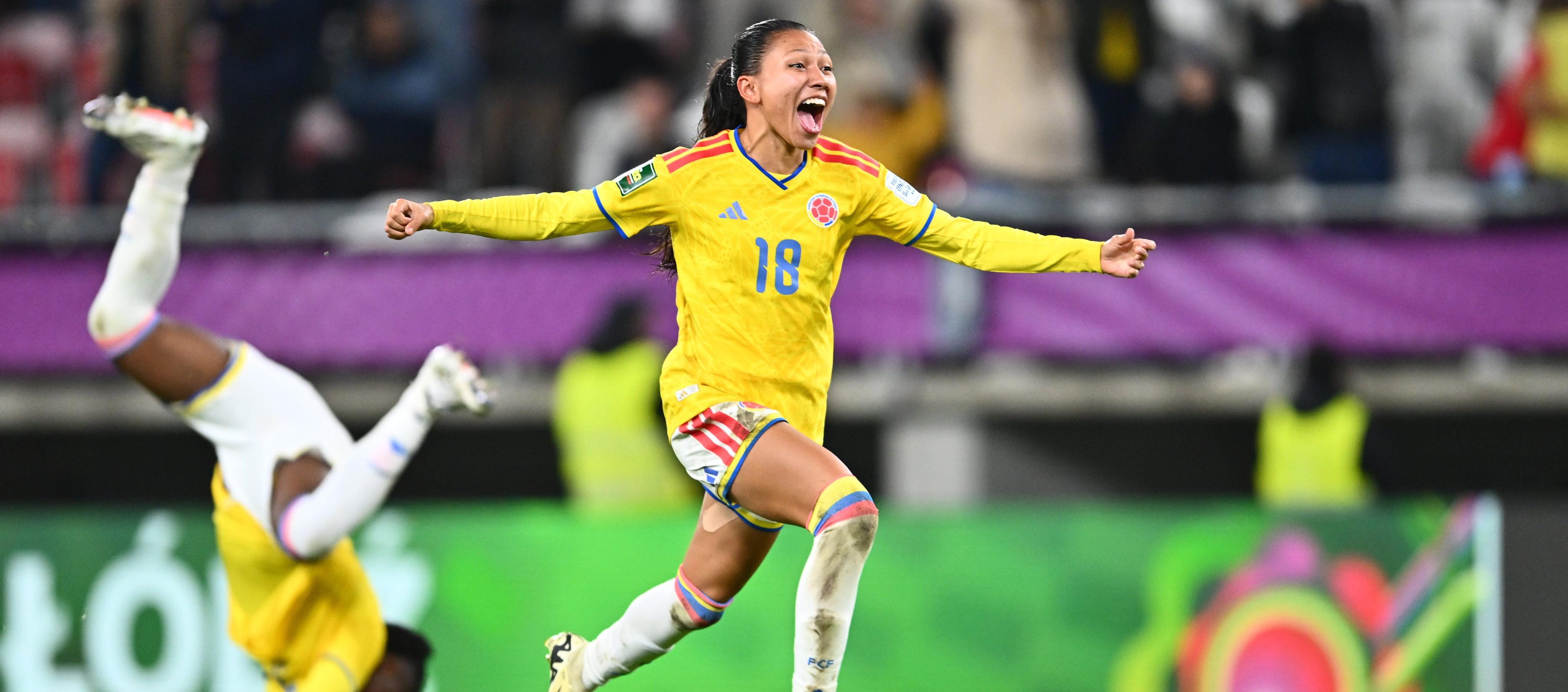 Una futbolista colombiana corre con los brazos abiertos durante el encuentro ante Italia