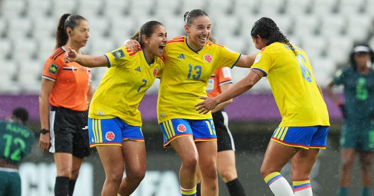 Las futbolistas de Colombia celebran durante el partido por el tercer puesto ante Italia