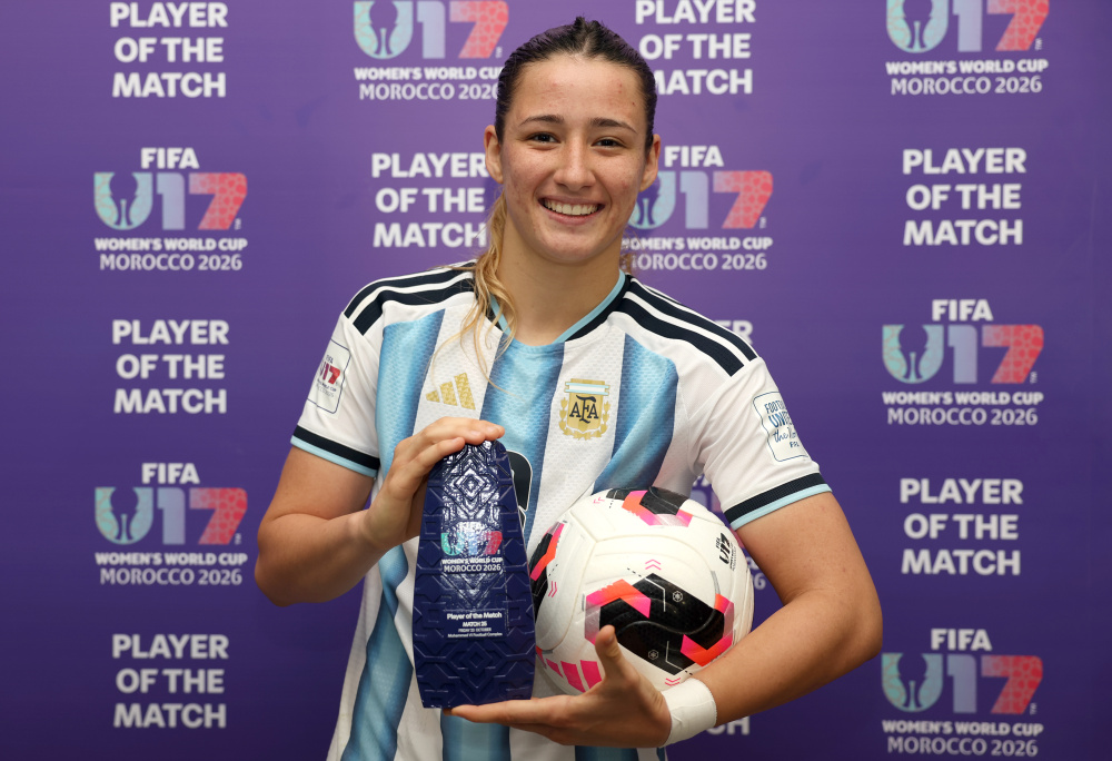 Mercedes Diz con el premio a la Jugadora del Partido durante la fase de grupos del Mundial Sub-17. Fotografía: FIFA, difundida por AFA. Imagen de archivo del torneo; no corresponde a una premiación ante Ghana.