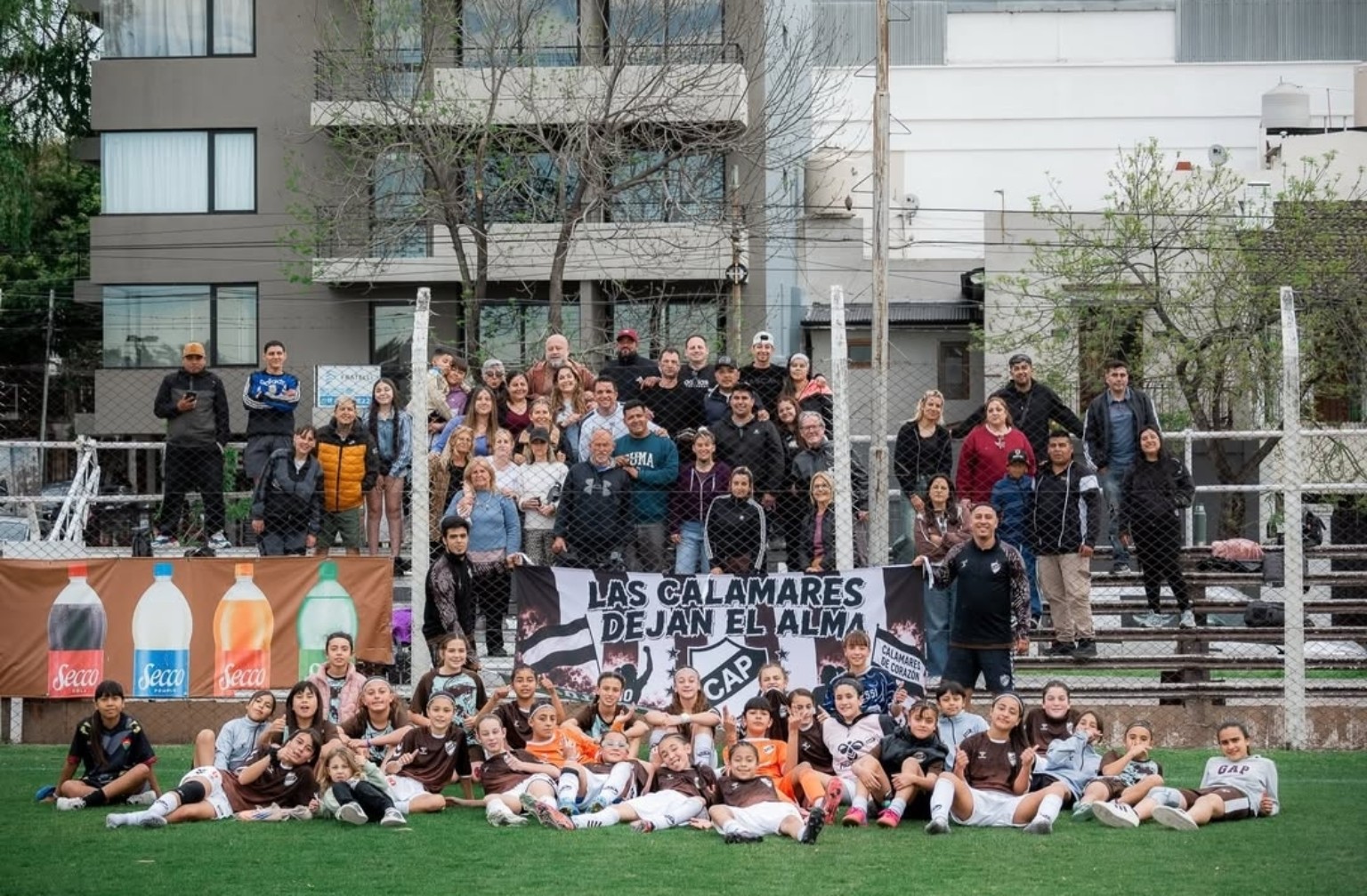 Las jugadoras de Platense Sub-12 junto a sus familias