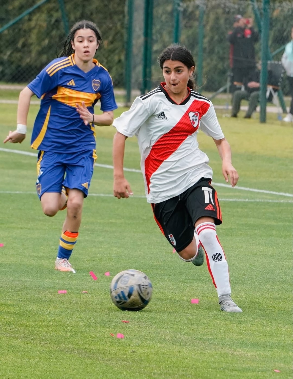 Una jugadora de River conduce la pelota ante Boca